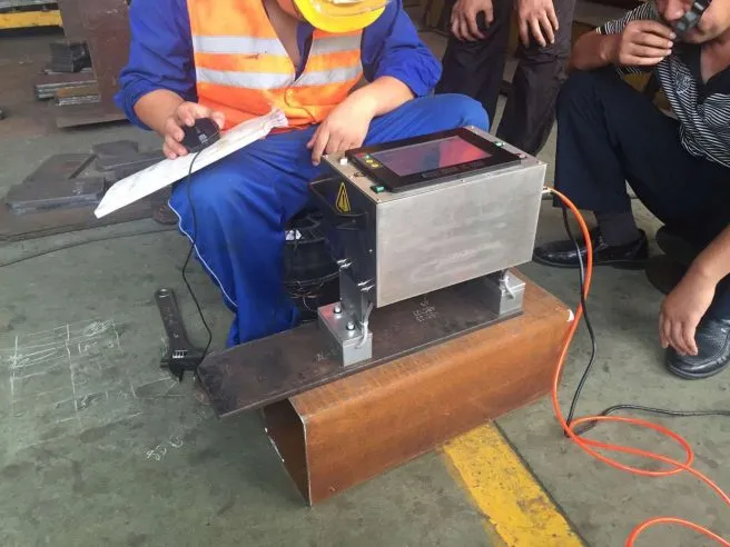deep engraving steel structures b kfrvi4 1 (1) Workers testing metal beam with inspection equipment
